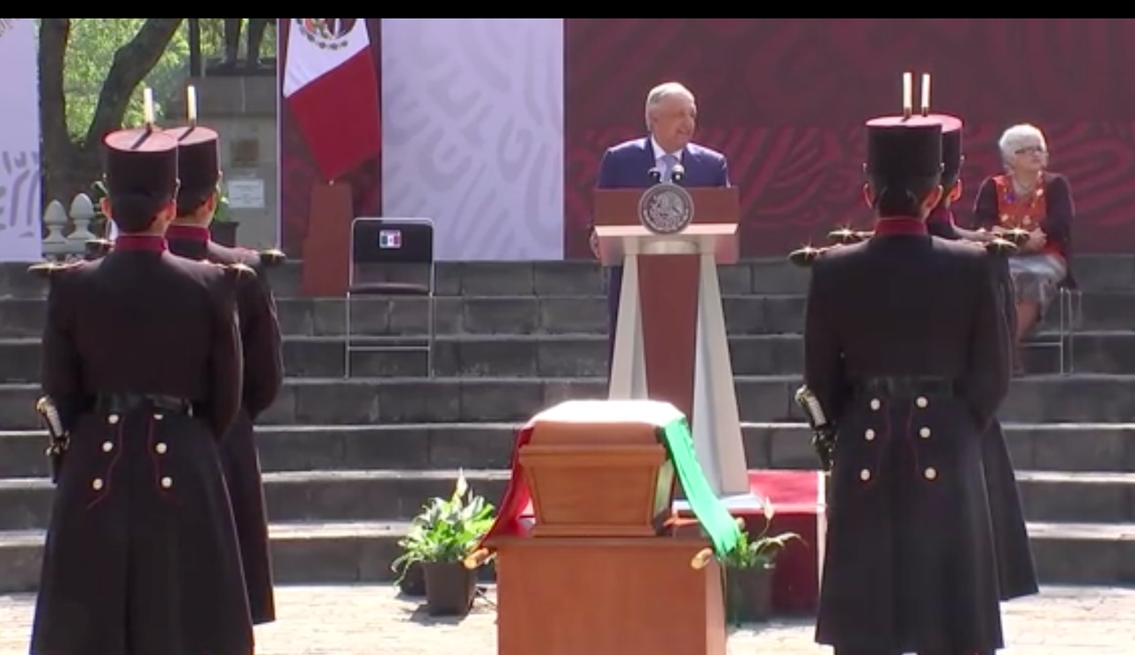 AMLO rinde homenaje a Arnoldo Martínez en la Rotonda de las Personas Ilustres