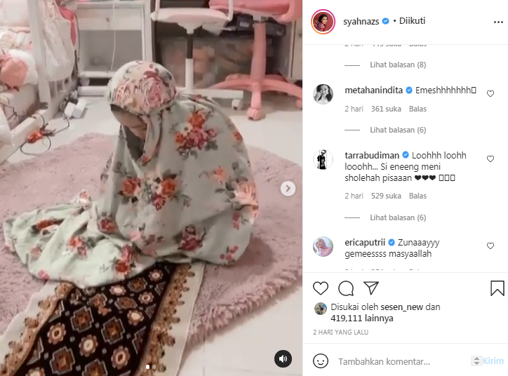 Zunaira belajar salat pakai mukena kebesaran