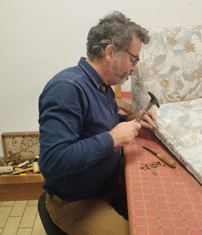 Tapissier à l'atelier
