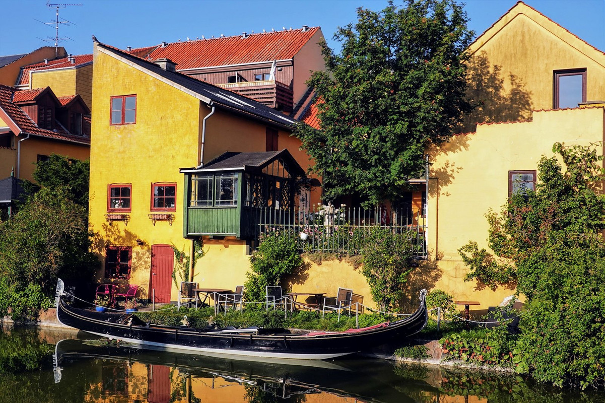 yellow-canal-house.jpg