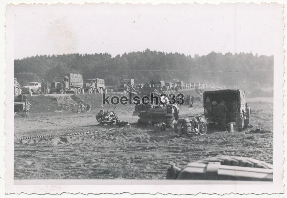 Foto Panzer III der Wehrmacht mit Kettenschaden vor LKW Kolonne an der Ostfront