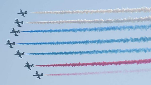 Spjūvis chochlo-šyzui į snukį: - F-16 naikintuvai Putino danguje nupiešė Rusijos vėliavą