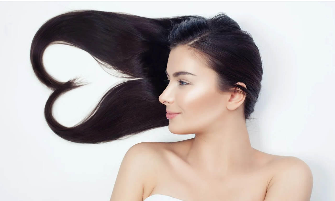 ¿Cómo oscurecer el cabello? Usa estos aceites esenciales en tu shampoo