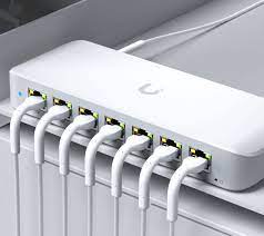 Switch USW-Ultra-210W visto de frente, mostrando seu design compacto