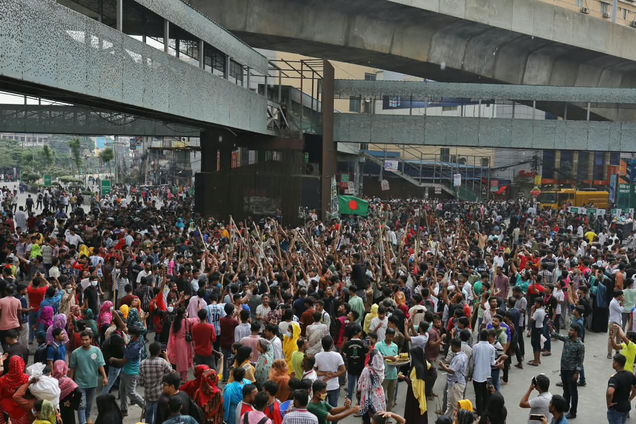 মিরপুরে পোশাকশ্রমিকদের সড়ক অবরোধ