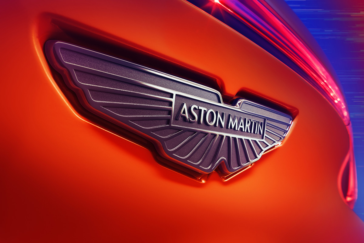 AstonMartinDBX707_13