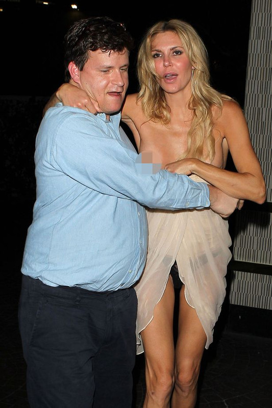 Brandi-Glanville-wardrobe-malfunction-on-her-way-inside-the-London-Hotel-in-West-Hollywood