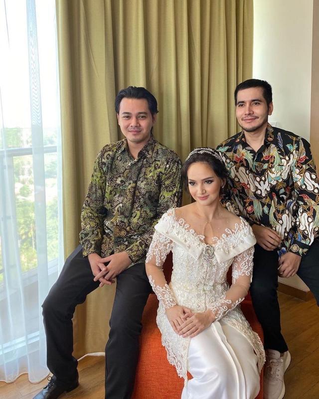 Angelica sedang foto bersama rekannya
