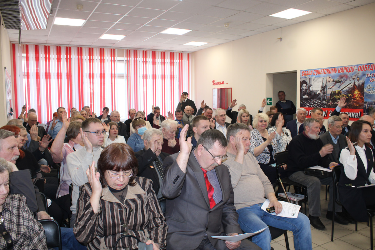 зал голосует за