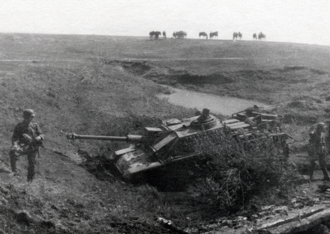 Ein Panzer fährt aus einem Graben.2