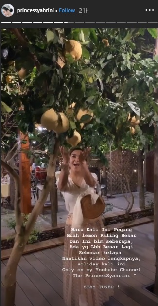 Syahrini memegang lemon jumbo di Italia.