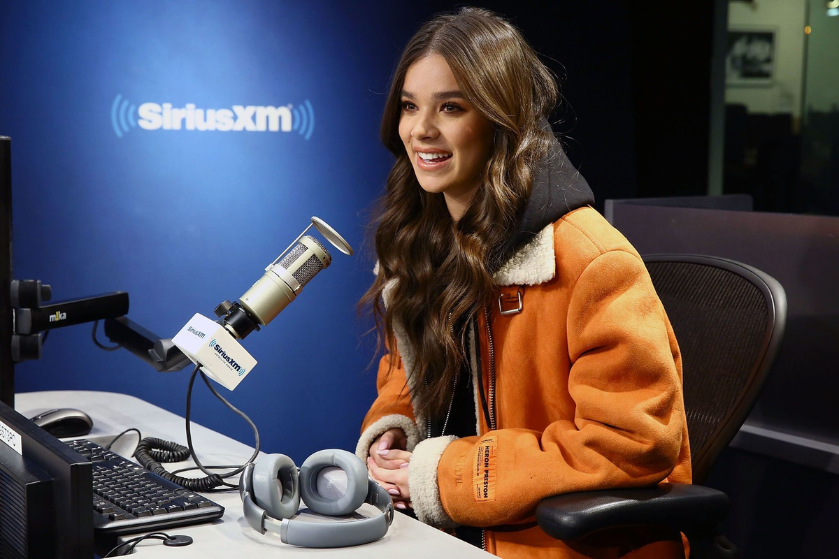 hailee steinfeld at siriusxm studios in nyc 122018 — Postimages