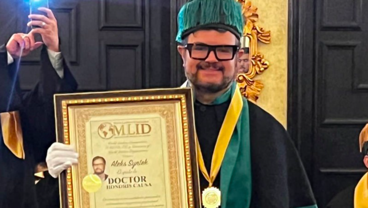 Aleks Syntek recibe doctorado Honoris Causa, lo tunden en redes