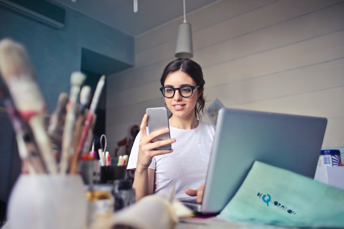 واجهة تطبيق اقرأ واربح على هاتف ذكي يعرض تقدم القراءة والمكافآت