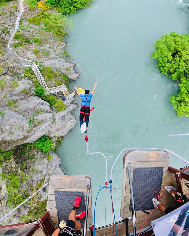 Dengan tali pengaman yang terpasang di kaki, Raffi Ahmad tampak menikmati terjun dari bungee jumping.