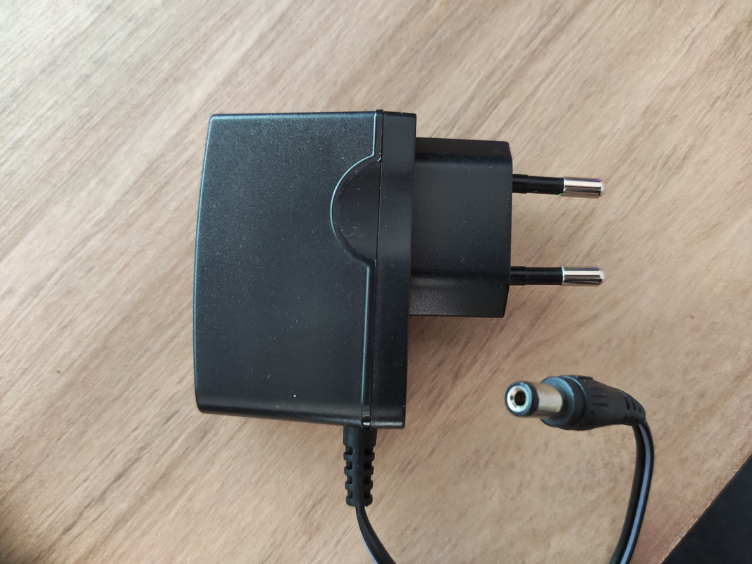 tp-link_archer_c20(EU)_v5-power_supply_and_barrel_plug