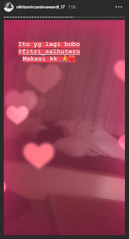 Nikita Mirzani ditemani sahabatnya, Fitri Salhuteru (Instagram @nikitamirzanimawardi_17 )
