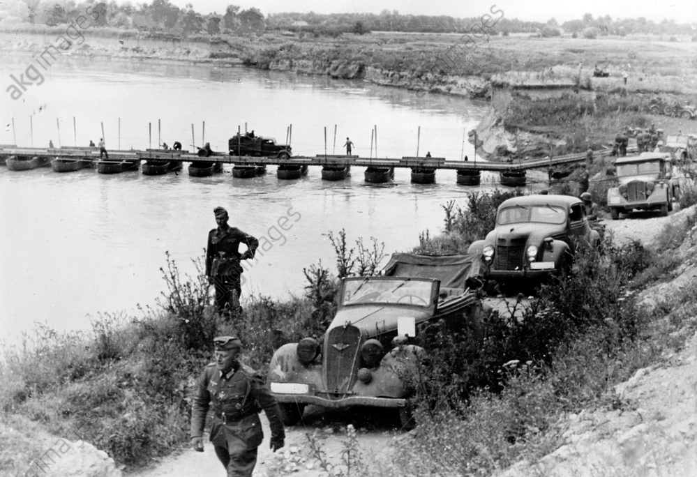 Deutschen Wehrmacht an der Ostfront - Pioniere haben eine Brücke über den Fluss Pruth gebaut, der di