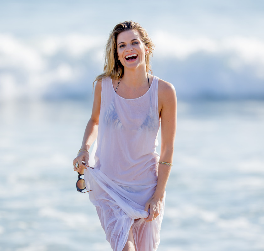 rachel-mccord-wearing-a-bikini-on-the-beach-in-la-12