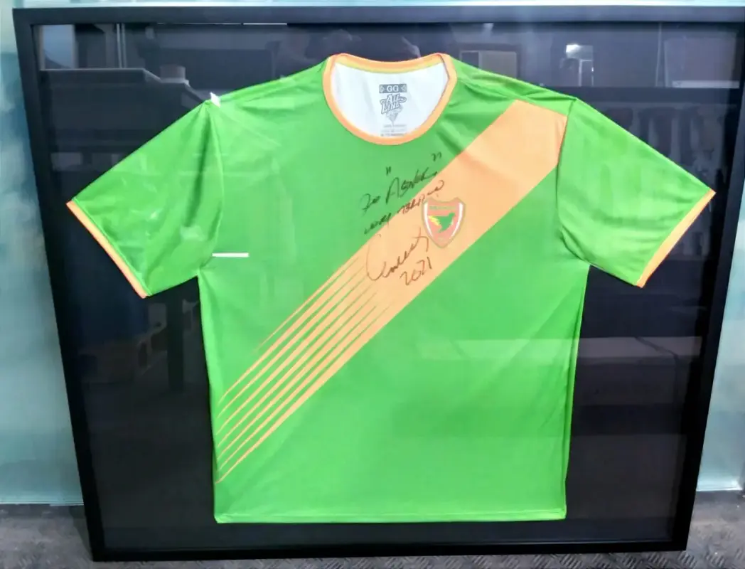 Camiseta de time de basquete emoldurada com fundo preto