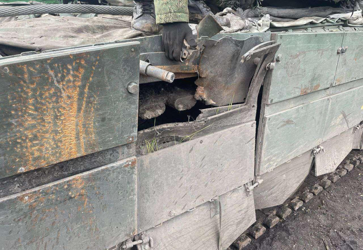 Photos guerre d ukraine - Page 32 Uk-Relikt-ERA-sur-un-T-72-B3-M-apr-s-une-frappe-de-drone