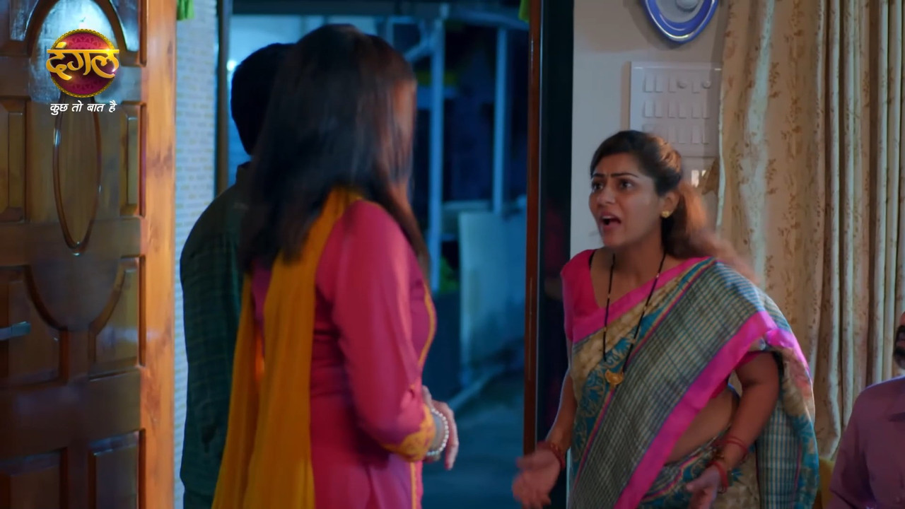 chubby serial actress sexy navel slips in saree.mkv_snapshot_00.03.452