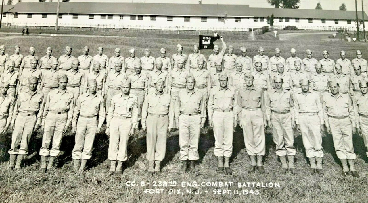 Foto ( Compañia B, 238º Batallón Ingenieros Combate - Fort Dix, Nueva Jersey ) 11-09-1943 - 01b