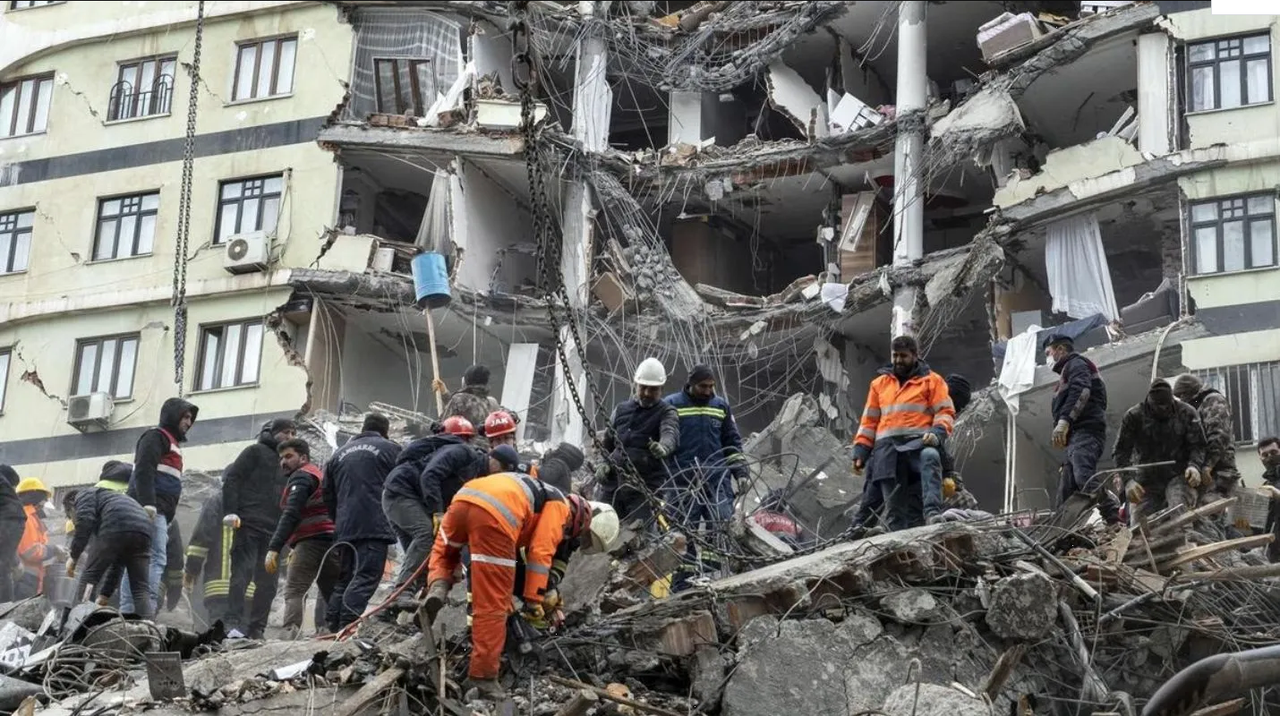 Van más de 4 mil muertos en Turquía y Siria por los terremotos