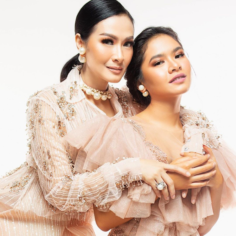 Iis Dahlia dan Salshadilla Juwita