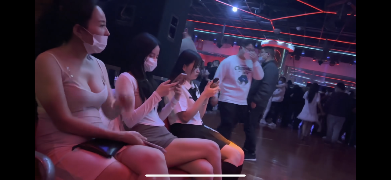 EA5DEFAE-5F42-445F-8158-55DEFD0D5D58