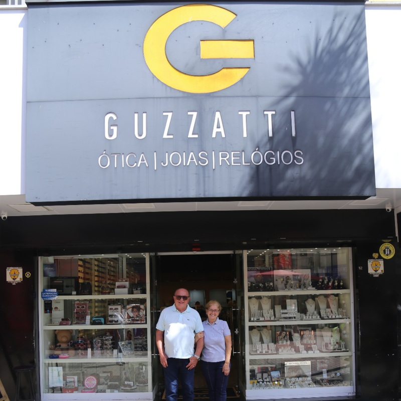 H�lio e Dalila Guzzatti em frente � primeira loja da Guzzatti