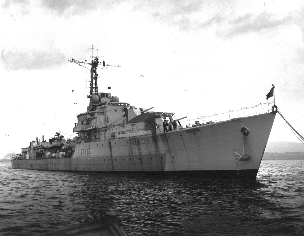 https://i.postimg.cc/Dz93rX5W/HMCS-Crescent-R-16-1945.jpg