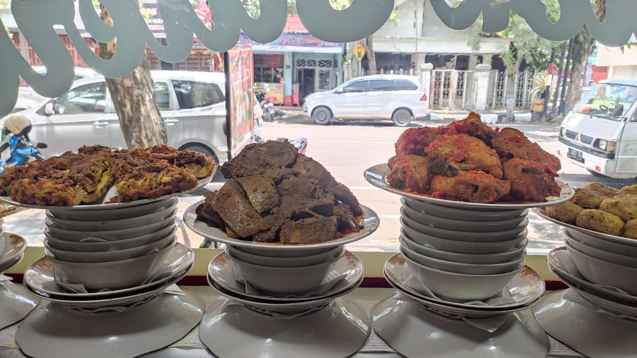 Beragam masakan khas Padang yang jadi pilihan menu di Pondok Salero, tempat makan siang enak di Lamongan.