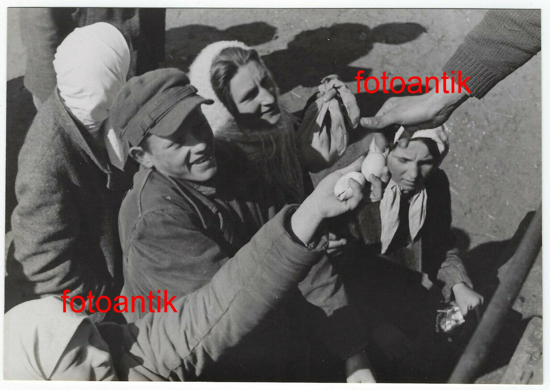 2WK Ostfront Bettelnde Zivilisten Junge Mädchen bekommen Essen Kartoffeln