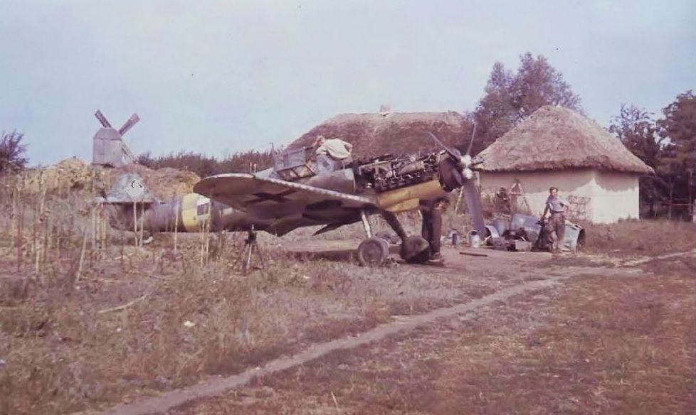 Messerschmitt Bf-109 Messerschmitt-Bf-109-G-6-de-la-JG52-Ces-photos-montrent-les-conditions-rudimentaires-de-l-entretien