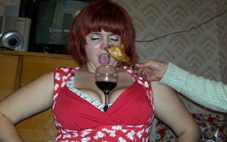 Курица, бюст и стакан