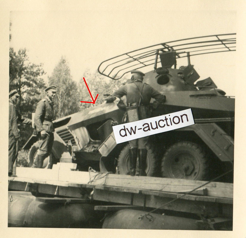 6-Rad Panzerspähwagen mit Schriftzug auf Fähre