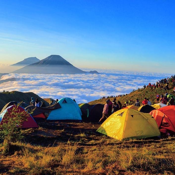 Tenda para pendaki di Kawasan Gunung Parau Dieng.
