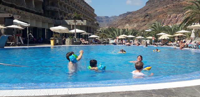 Puerto Mogan, piscina y juegos, no se necesita más! - Gran Canaria 2022 (11)