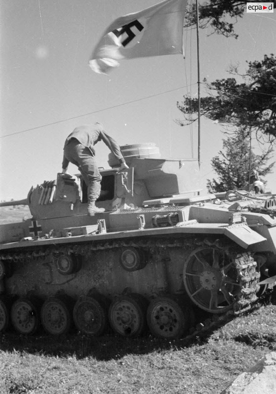 Les chars Panzer III démarrent puis quittent le lieu de la cérémonie militaire (8)