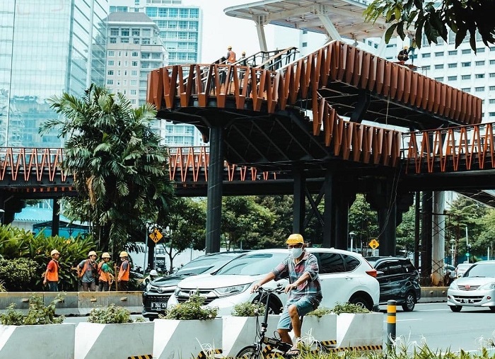 Jembatan Penyeberangan Orang (JPO) Phinisi dibangun menyerupai Kapal Pinisi dengan arsitektur modern.