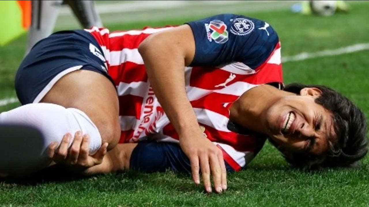 Maldición Chivas, JJ Macías vuelve a lesionarse ¿Se terminó su carrera?