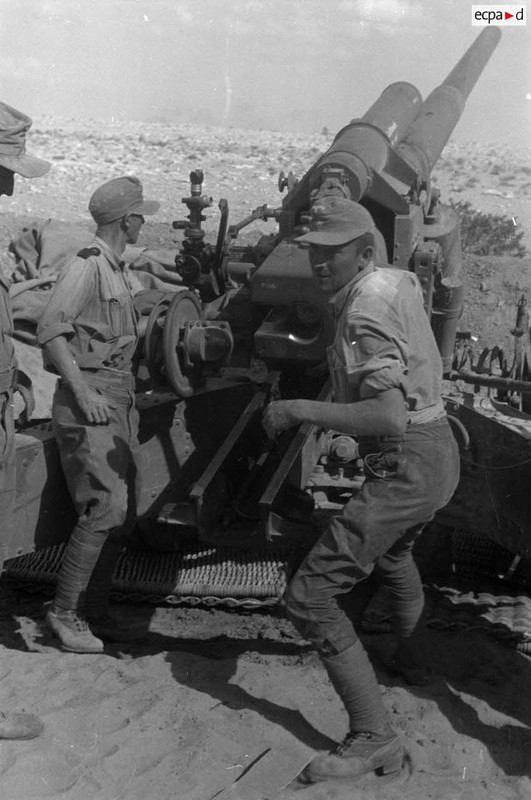 Une batterie de canons 10 cm schwere Kanone 18 règle son tir pour soutenir les blindés (5)