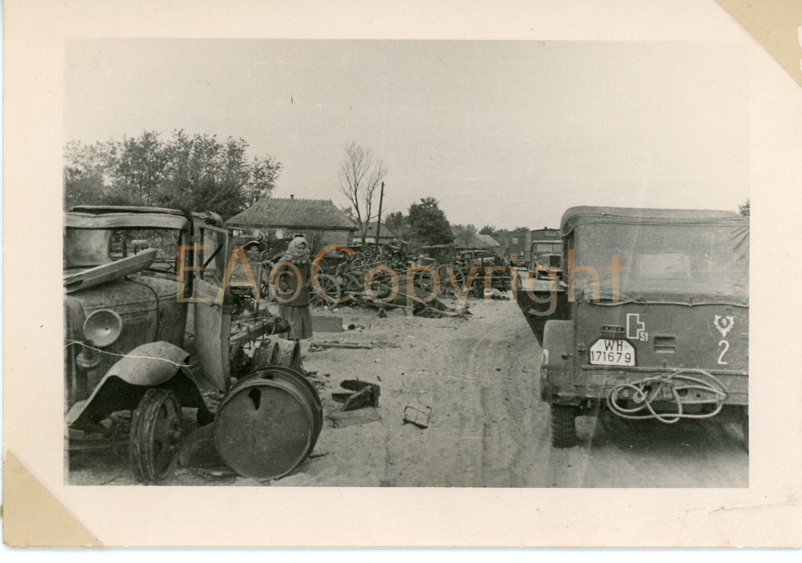 Russland Russin Ukrainerin Frau Mädel Ostvölker Girl PKW Auto Wappen Foto