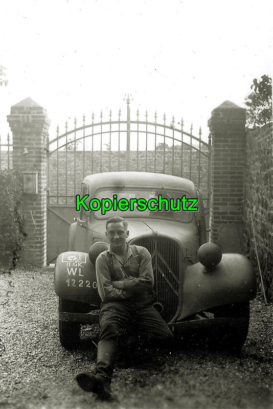 Luftwaffensoldat vor Beute - KFZ Citroën R02112