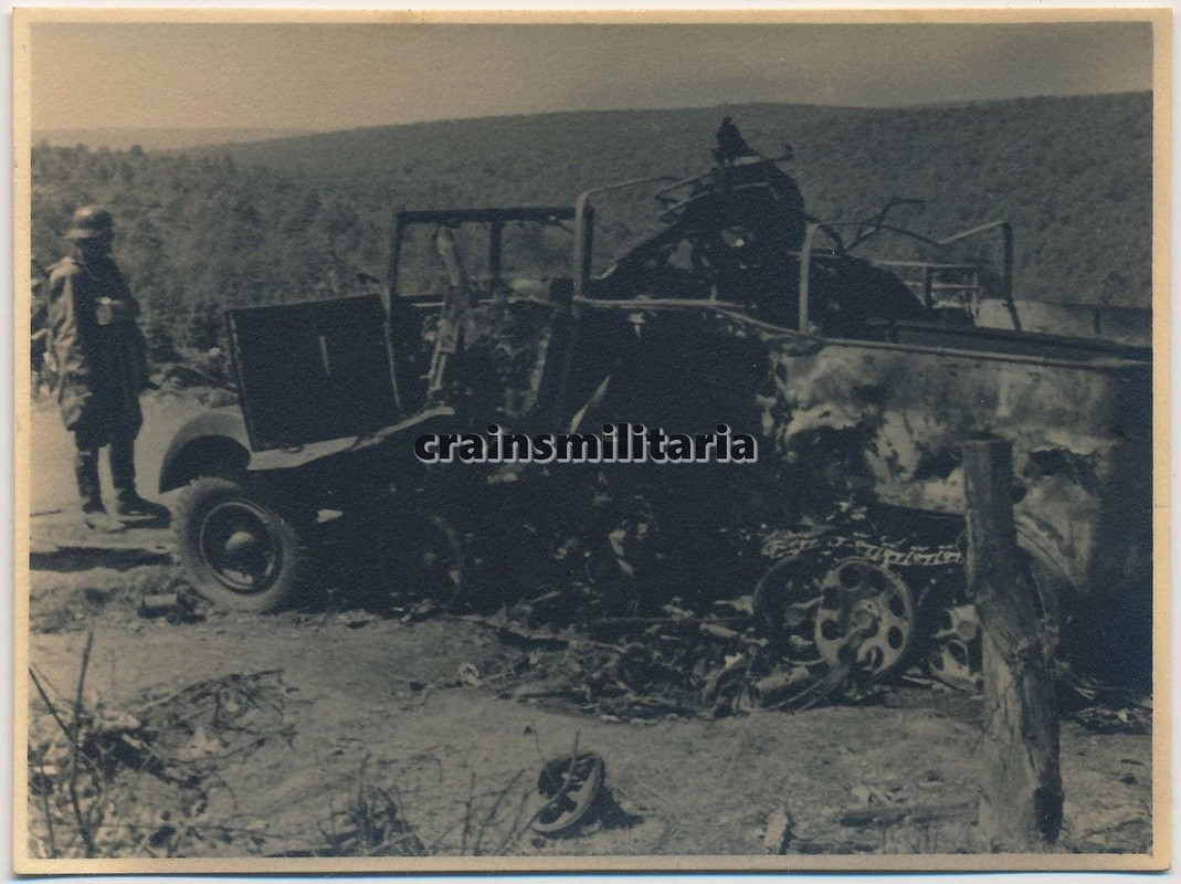 Orig. Foto Kradmelder b. zerstörte SdKfz 11 Halb