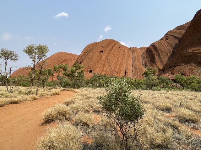 Recorriendo la base del Uluru - El abrazo a Pearl (11)