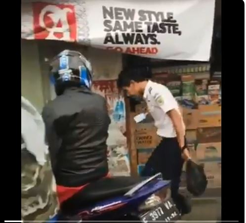 Terlihat masinis tengah berjalan kaki melewati para pengendara yang berhenti diperlintasan kereta