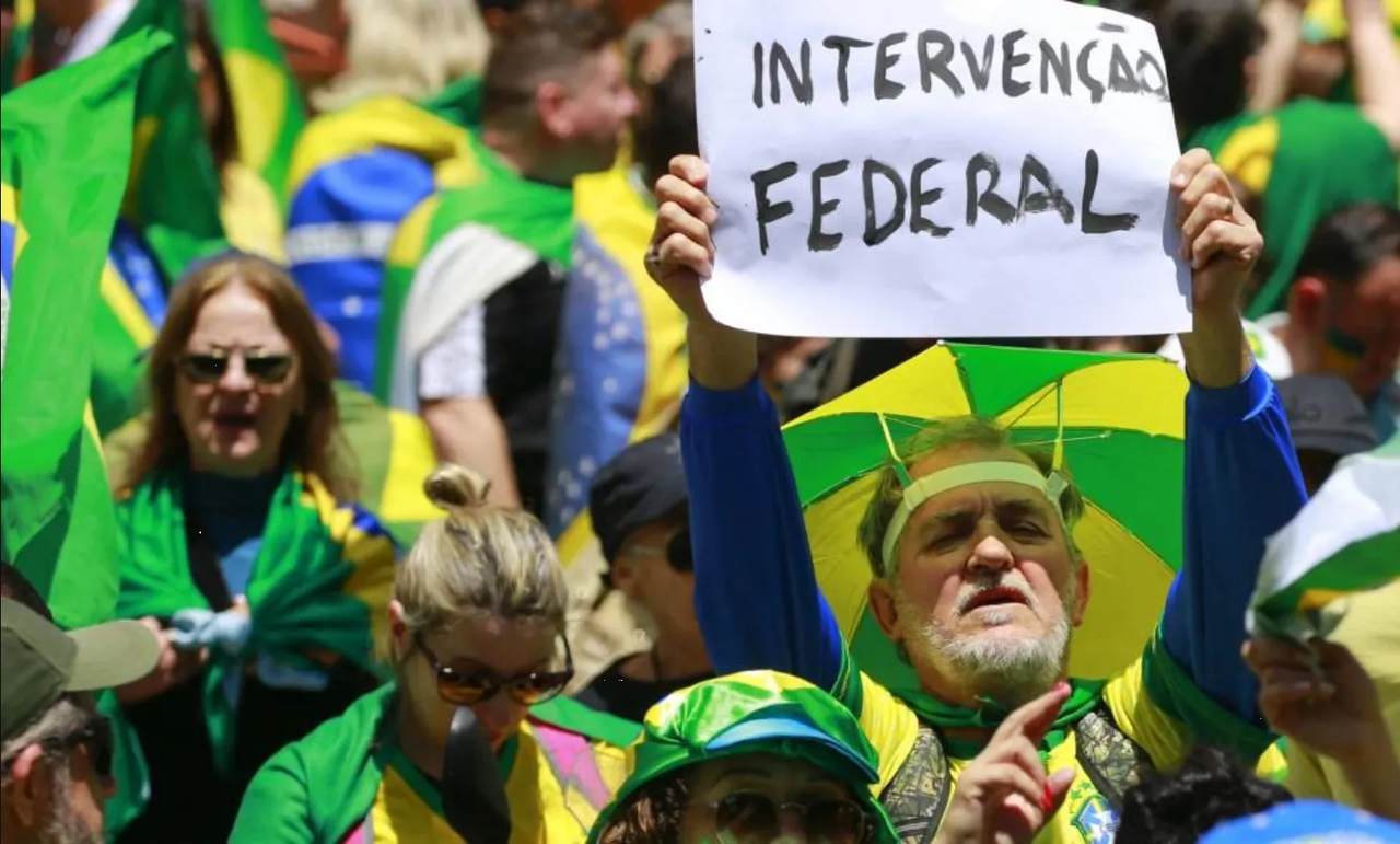 Manifestantes brasileños exigen intervención militar tras el triunfo Lula da Silva