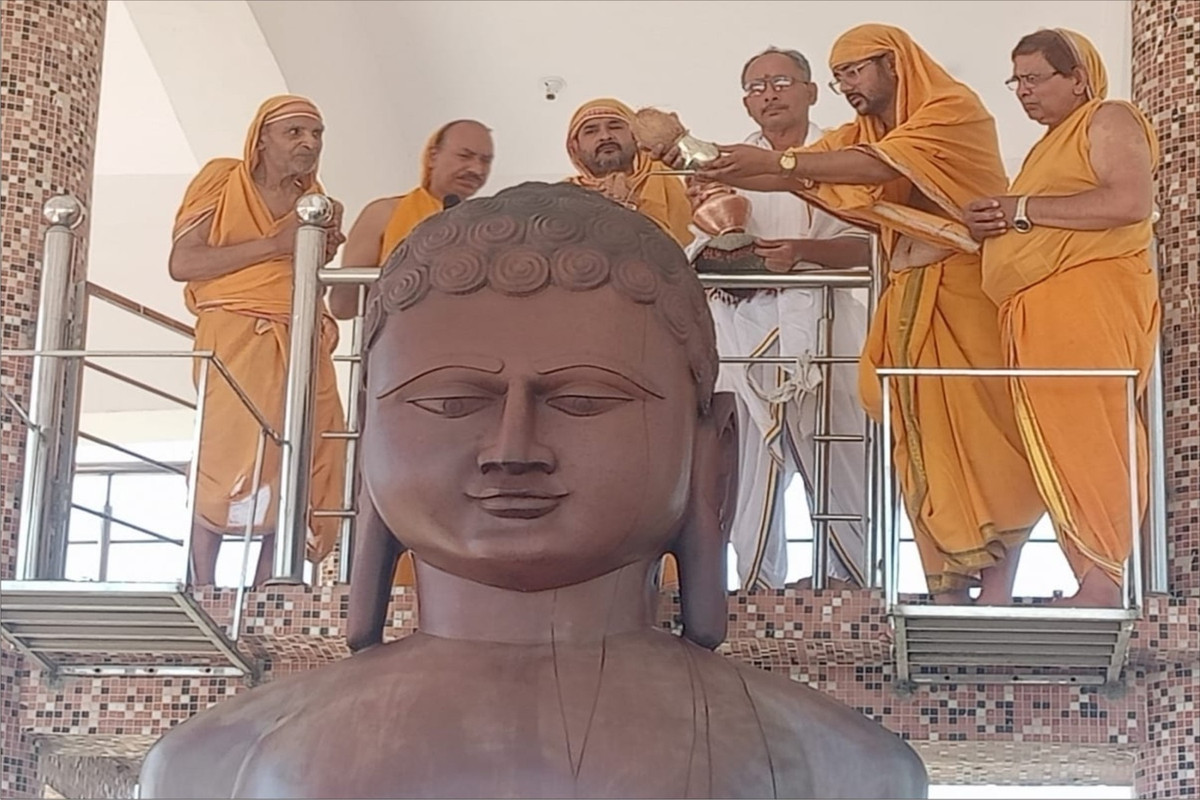 भगवान महावीर स्वामी का महामस्तिकाभिषेक किया 